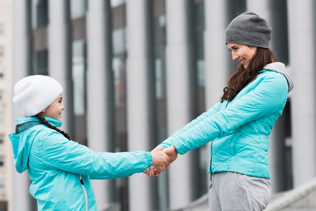 Madre e hija cogidos de la mano