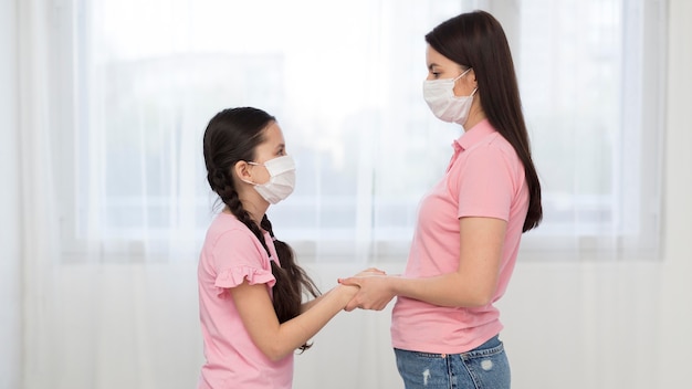 Madre e hija cogidos de la mano