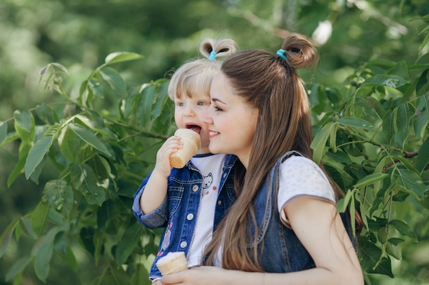 Madre e hija comiendo un helado