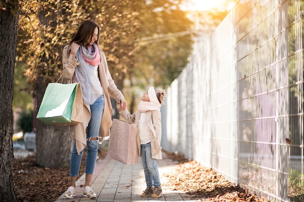 Madre e hija de compras