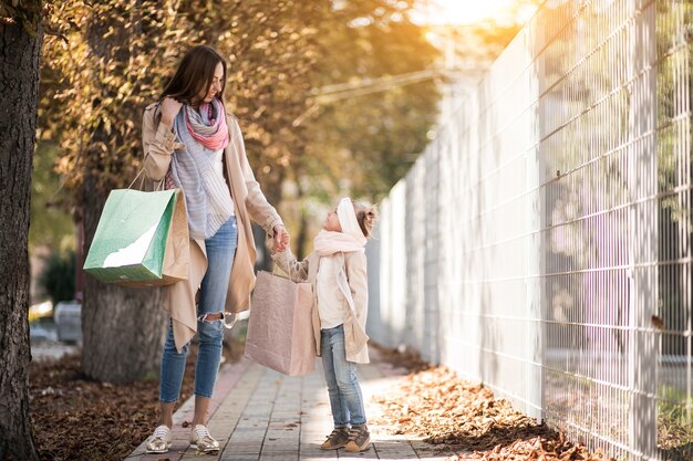 Madre e hija de compras