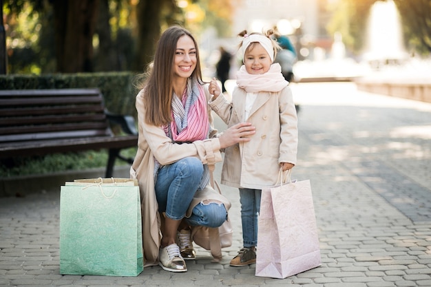 Madre e hija de compras