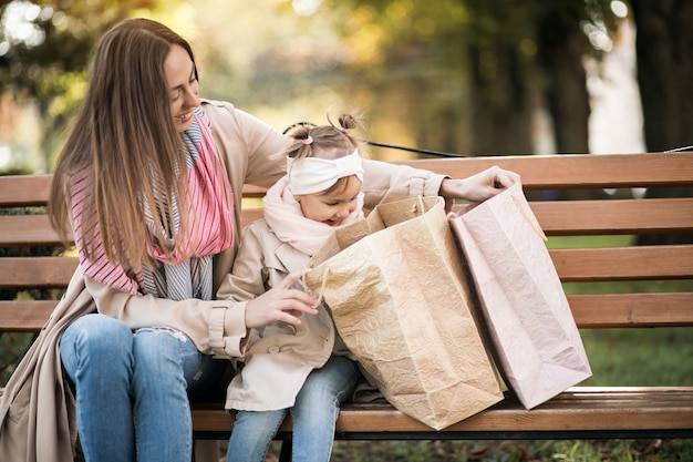 Madre e hija de compras