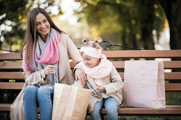 Madre e hija de compras