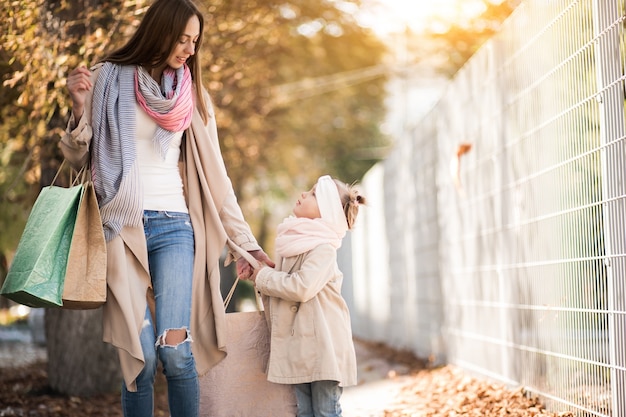 Madre e hija de compras