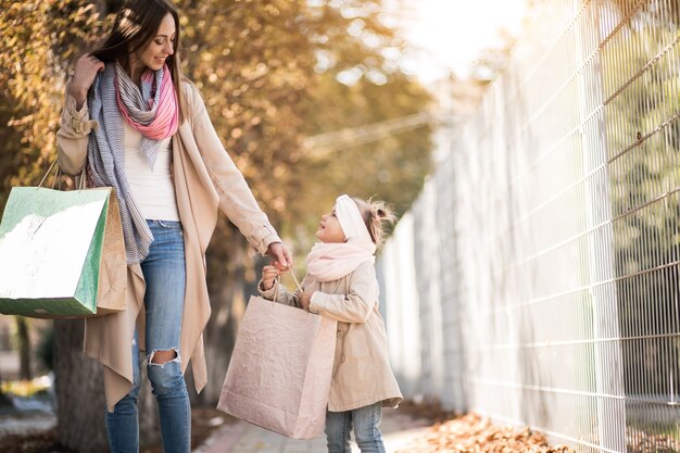 Madre e hija de compras