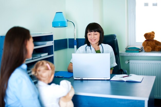 Madre e hija en el consultorio médico