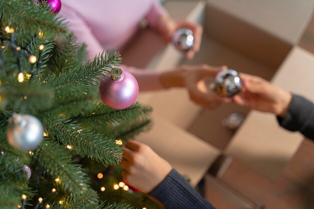 Madre e hija decorando el árbol de navidad