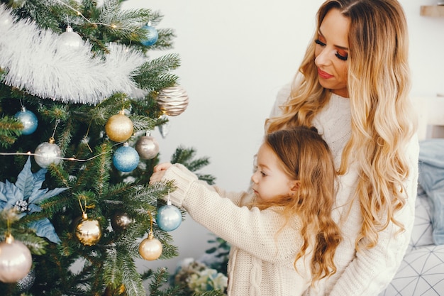 madre e hija decorando el árbol
