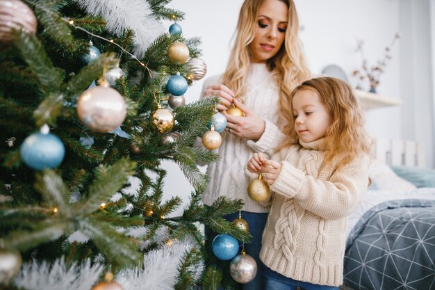 madre e hija decorando el árbol