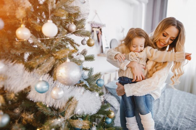 madre e hija decorando el árbol