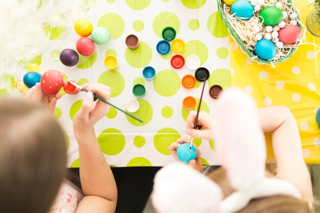 Madre e hija decorando huevos de Pascua