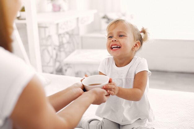 Madre e hija desayunan en casa