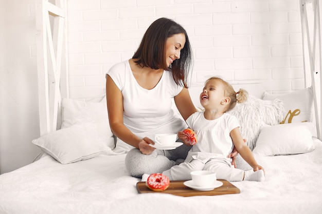 Madre e hija desayunan en casa