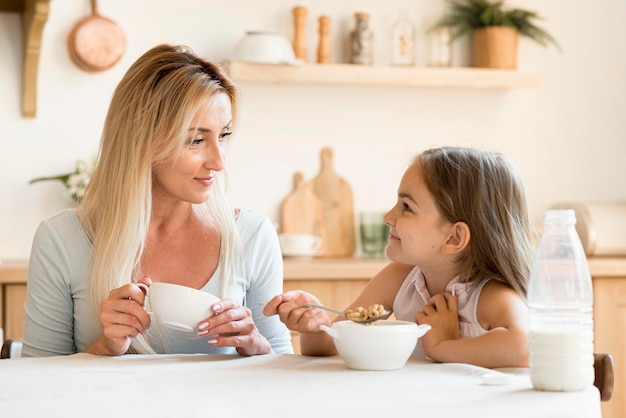 Madre e hija desayunando juntas