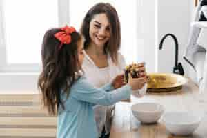 Foto gratuita madre e hija desayunando