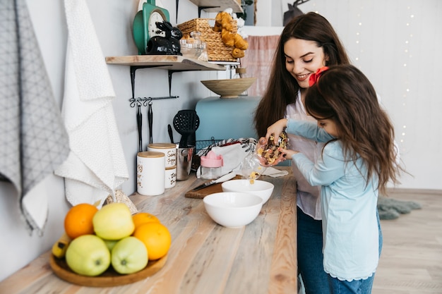 Madre e hija desayunando