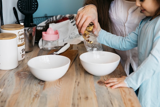 Madre e hija desayunando