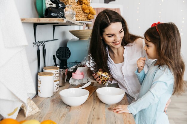 Madre e hija desayunando