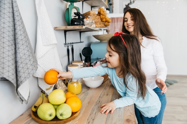 Madre e hija desayunando