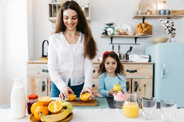 Madre e hija desayunando