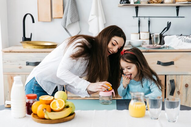 Madre e hija desayunando