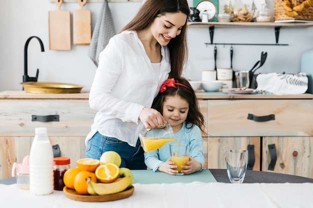 Madre e hija desayunando