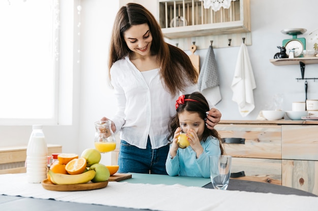 Madre e hija desayunando