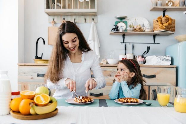 Madre e hija desayunando