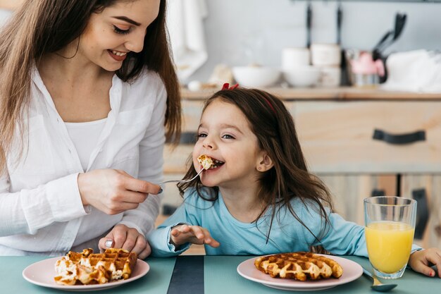 Madre e hija desayunando