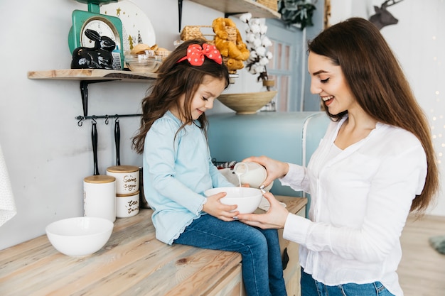 Madre e hija desayunando