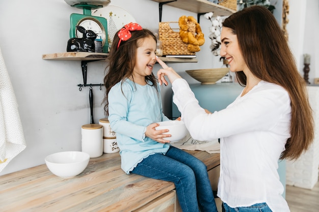 Foto gratuita madre e hija desayunando