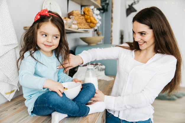 Foto gratuita madre e hija desayunando