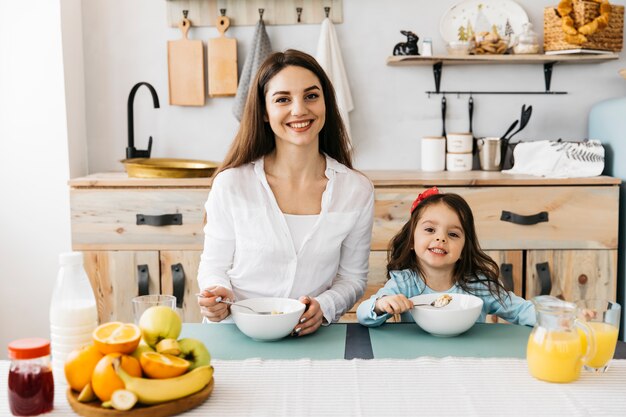 Madre e hija desayunando