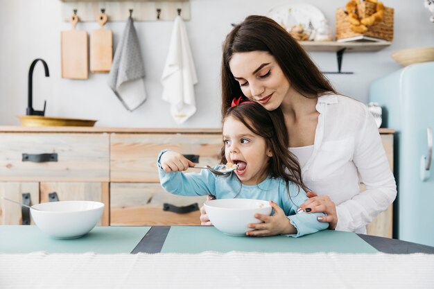 Madre e hija desayunando