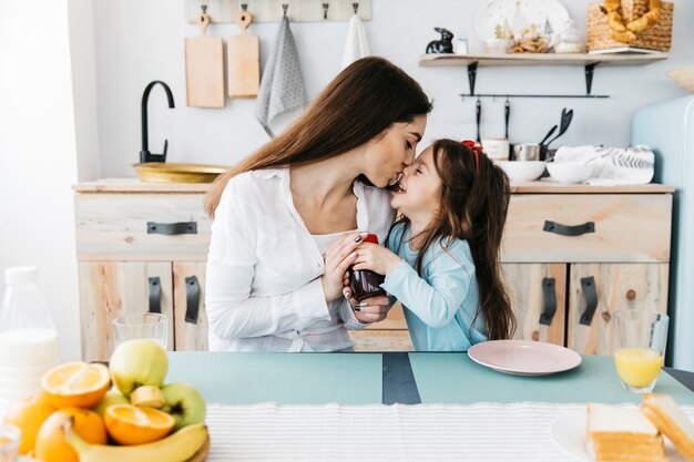 Madre e hija desayunando