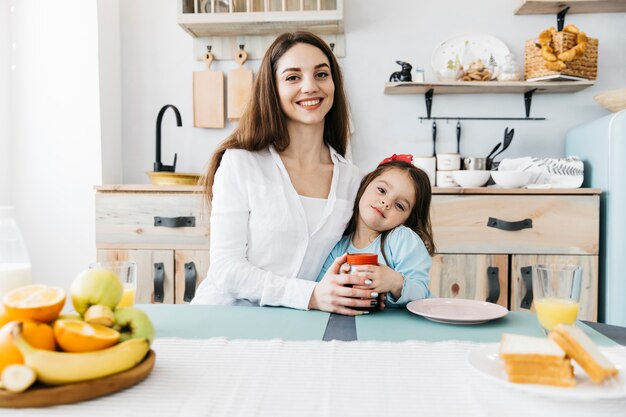 Foto gratuita madre e hija desayunando