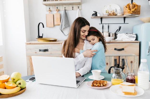 Madre e hija desayunando