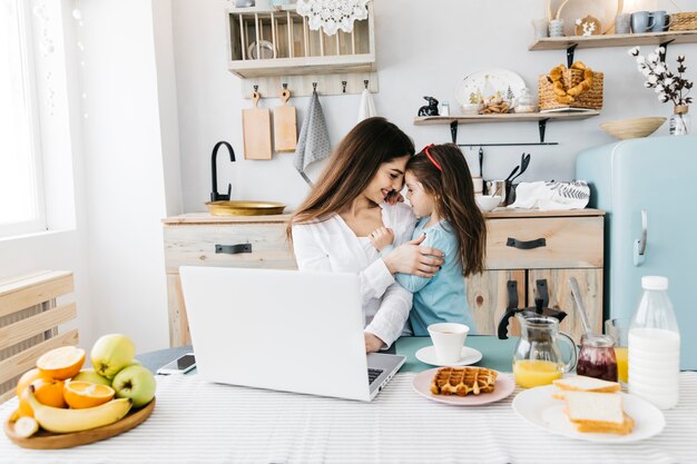 Madre e hija desayunando