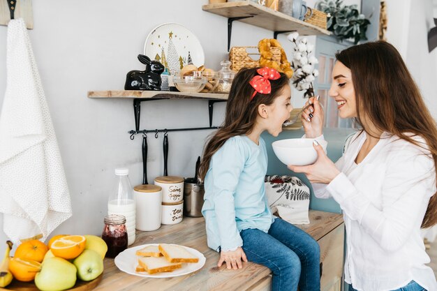 Madre e hija desayunando