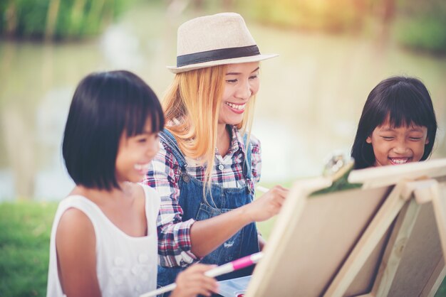 Madre e hija dibujar juntos en el parque