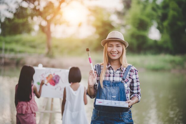 Madre e hija dibujar juntos en el parque