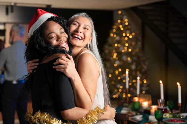 Madre e hija disfrutando de una fiesta de año nuevo