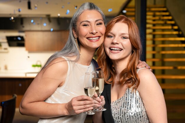 Madre e hija disfrutando de una fiesta de año nuevo