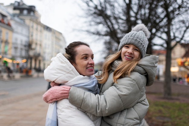 Foto gratuita madre e hija disfrutando de un viaje en sus vacaciones