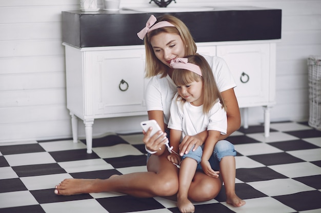 Madre e hija se divierten en casa