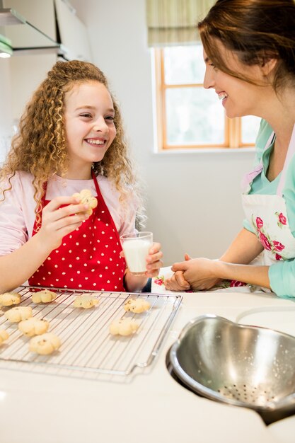 Madre e hija se divierten en la cocina