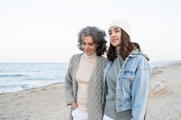 Madre e hija se divierten juntos en la playa