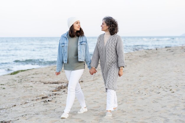 Madre e hija se divierten juntos en la playa