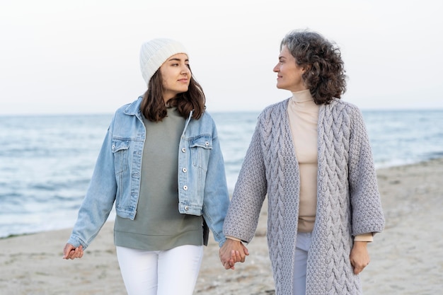 Madre e hija se divierten juntos en la playa